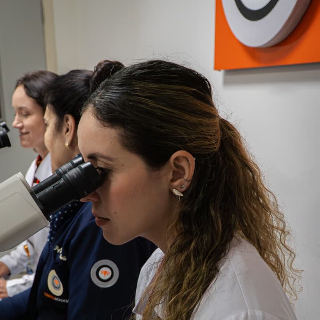 Dra. Talita durante o curso de infecções vaginais e cervicais da GinecoAcademy