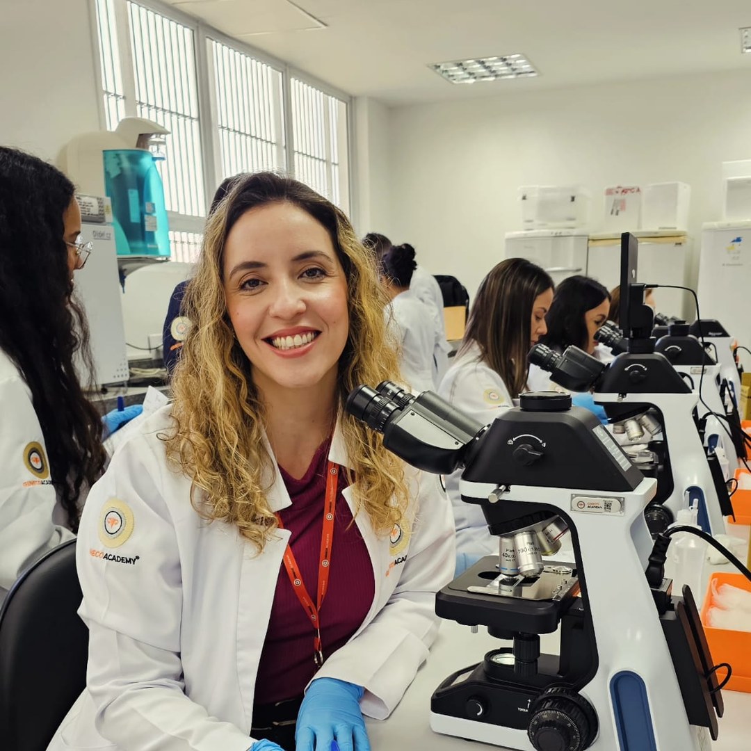 Dra. Talita no laboratório de microscopia da GinecoAcademy