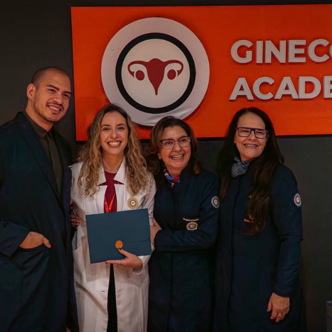Dra. Talita recebendo o diploma da GinecoAcademy